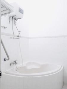 芹苴Stay House的白色的浴室设有水槽和水龙头