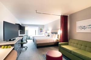 魁北克市Home2 Suites By Hilton Quebec City的酒店客房,配有床和沙发