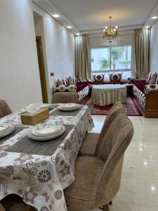 丹吉尔Luxury AÏDA FLAT的一个带桌椅的大客厅
