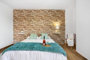 维拉韦德Casa Rosavi的一间卧室设有一张床和砖墙