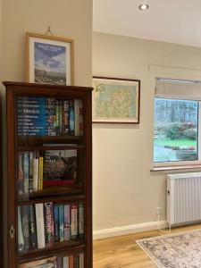 DerrygorryFavour Royal Cottage - dog friendly forest escape的书架上装满窗边的书