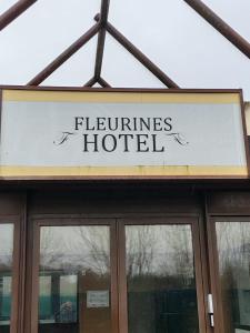 FleurinesFleurines Hotel的大楼顶部酒店标志