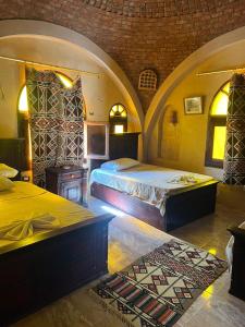 锡瓦Dream Lodge Siwa دريم لودج سيوة的一间卧室,配有两张床