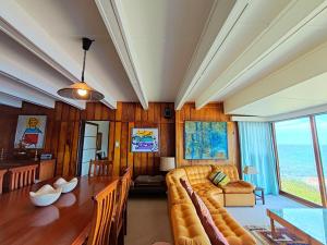 西蒙镇Timber's Ocean House的客厅配有沙发和桌子