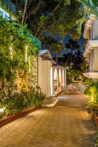 卡兰古特Quality Inn Ocean Palms Goa的庭院,有楼房和树木