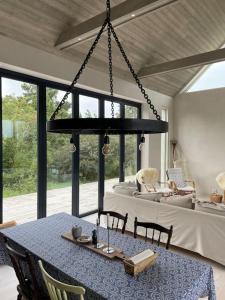 KlintehamnLuxurious design villa near beach - sleeps 8+的一间带桌子和吊灯的用餐室