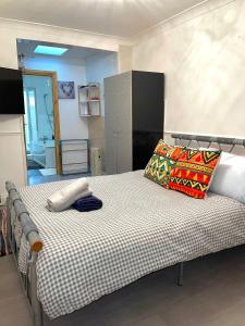 罗姆福特Impeccable Spacious 6-Bed House in Romford的一间卧室配有一张带黑白毯子的床