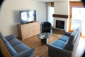 韦尔比耶Verbier Appartement Andrea的客厅配有两张沙发和一台电视