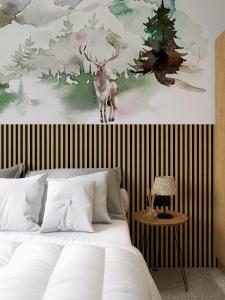 埃特罗波莱Hotel Etropol, Center Etropole的一间卧室,配有一张带鹿画的床
