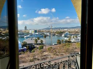 巴塞罗那巴塞罗那兰布拉大道公寓酒店的从窗口欣赏海港景色