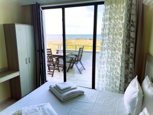 普里莫尔斯科Apart-Hotel Panorama Sea LUX的一间卧室设有一张床,享有海景