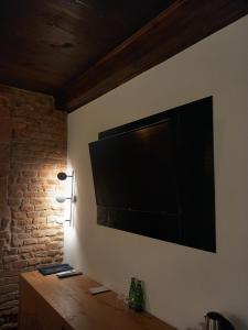 克拉科夫鲁宾斯坦住宅公寓的挂在墙上的平面电视