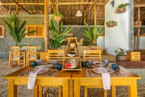 Nosy KombaKomba Cabana的一间带木桌和椅子的用餐室
