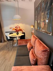 特雷维索LEONI DI COLLALTO PALACE的客厅配有沙发和桌子