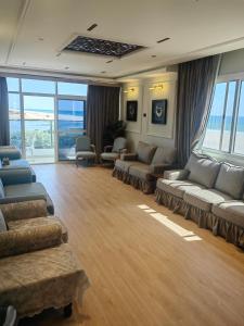 塞拉莱الشقة البحرية الدهاريز的带沙发和椅子的大型客厅以及窗户。