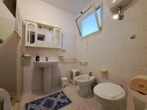 卡斯特尔萨多La vista più bella的一间带卫生间、水槽和镜子的浴室