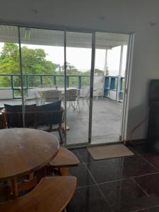爱德华港INDABA MANOR ON OWEN ELLIS DR的客房设有桌椅和阳台。