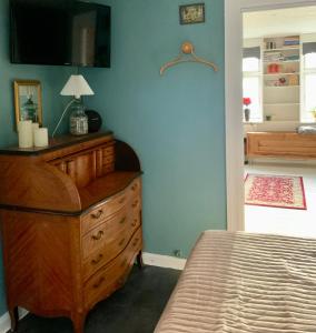尼克宾法尔斯特Spiced Bed&Breakfast的一间卧室配有木制梳妆台和一张床