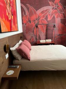 特雷维索LEONI DI COLLALTO PALACE的一间卧室配有一张红色墙壁的床