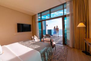 阿布扎比Bab Al Nojoum Hudayriyat Villas的酒店客房设有一张床,享有海景。
