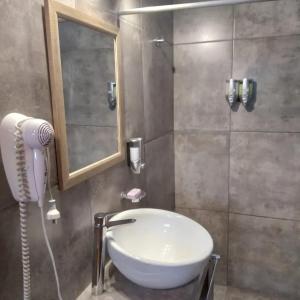卡皮亚德尔德尔蒙特Flor de Lis的一间带水槽、镜子和淋浴的浴室