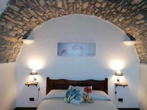 皮尼亚Agriturismo Al Pagan的一间卧室配有一张石墙床