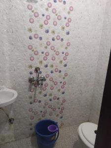 博帕尔Hotel sambhodhi palace的浴室设有粉红色和紫色按钮的墙壁