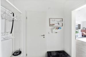 拜罗伊特Salí Homes HZ42 Studio im Zentrum Bayreuths mit Balkon的厨房设有白色的墙壁和白色的冰箱。