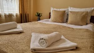 久姆里Guest House David's B&B的一间卧室配有两张带毛巾的床