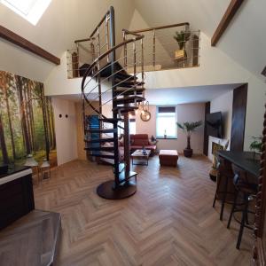 图霍拉Apartament w Tucholi的客厅位于房子内,设有螺旋楼梯