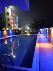 斯里曼加尔乌帕齐拉Grand Selim Resort & Tour – GSRT的一个夜晚有蓝色灯光的空游泳池