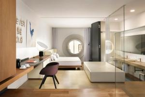 罗马帕拉佐蒙特玛提尼罗马酒店 - 拉迪森连锁酒店的一间卧室配有一张床、一张桌子和一把椅子