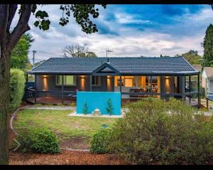 PhillipResort style home pool spa sauna的院子里有蓝色墙的房子