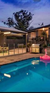PhillipResort style home pool spa sauna的房屋前带玩具的游泳池