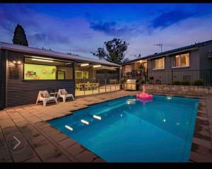 PhillipResort style home pool spa sauna的后院的游泳池