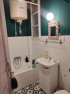 布达佩斯布鲁门公寓的浴室配有盥洗盆、卫生间和浴缸。
