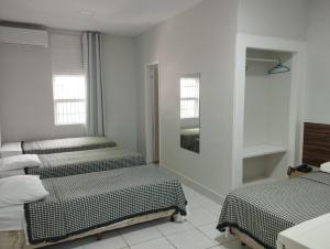 保罗阿方索城BELVEDERE PAULO AFONSO的带2扇窗户的客房内的2张床