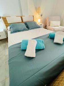 圣何塞Bahía Vista 6的两张带蓝色和白色毛巾的床