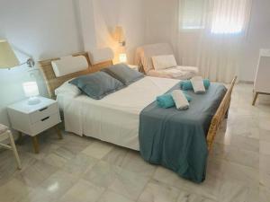 圣何塞Bahía Vista 6的一间卧室配有一张大床和一把椅子