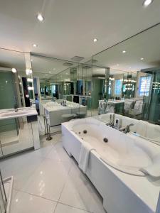 朗斯Exclusive Comfy Apartment in Central Crans-Montana的大型浴室设有大浴缸和镜子