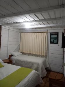 PaloraFinca La Esperanza的一间设有两张床和电视的房间