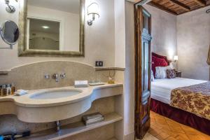 罗马Donna Camilla Savelli - VRetreats的一间带水槽、床和镜子的浴室