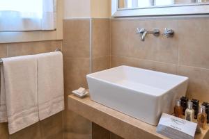 罗马Donna Camilla Savelli - VRetreats的浴室配有白色水槽和毛巾