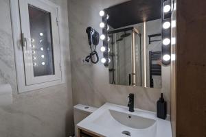 马德里Madrid - La Latina de 1 a 4 alojados的一间带水槽和镜子的浴室