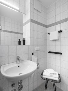 爱尔福特Altstadt Apartment for 2的白色的浴室设有水槽和凳子