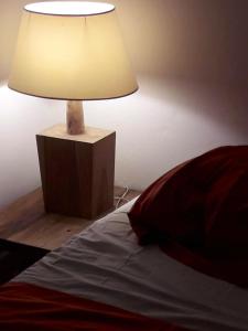 大博格Appartement d'une chambre avec terrasse amenagee a Grand Bourg的床头桌子上的一盏灯