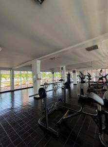 内瓦Hotel Neiva Plaza的健身房设有数台跑步机和有氧运动器材