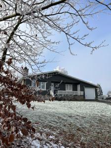 弗朗科尔尚Le Chalet de Marguerite的地面上积雪的房子