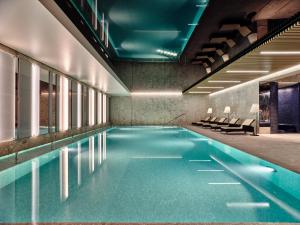 索波特索波特喜来登酒店的大楼内的一个蓝色海水游泳池