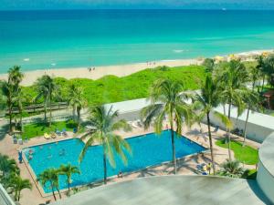 迈阿密海滩Directly on the Beach with Pool & Ocean View的享有游泳池和海滩的空中景致